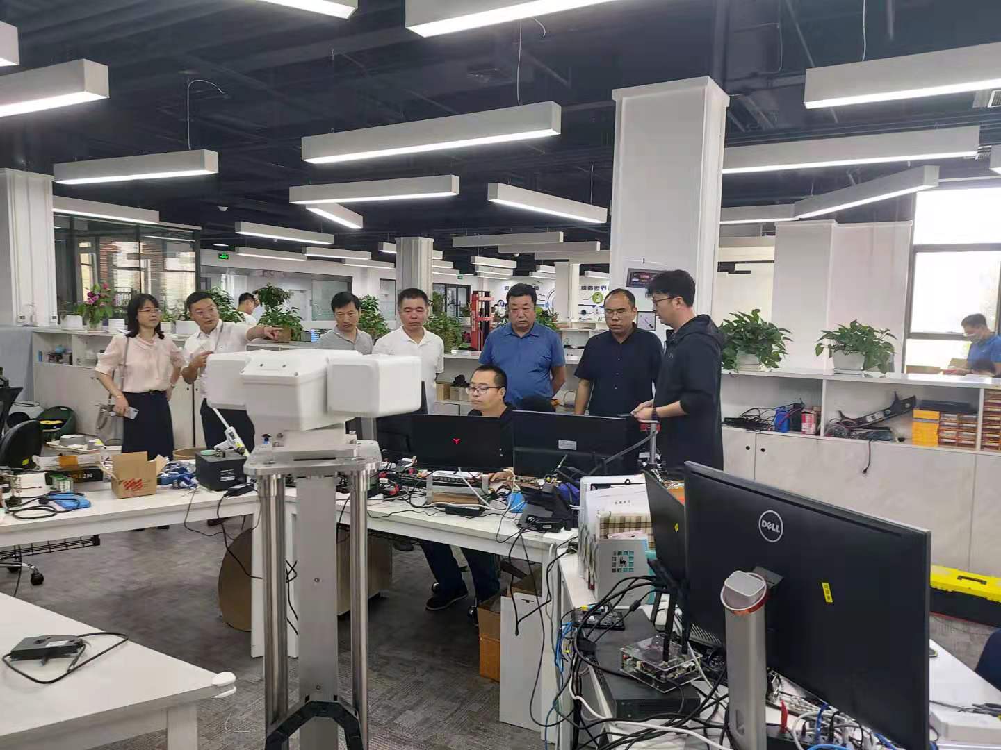 攜手并進，智造未來 我校與沈陽呂尚科技公司深化校企合作，共探智能機器人研發新篇章