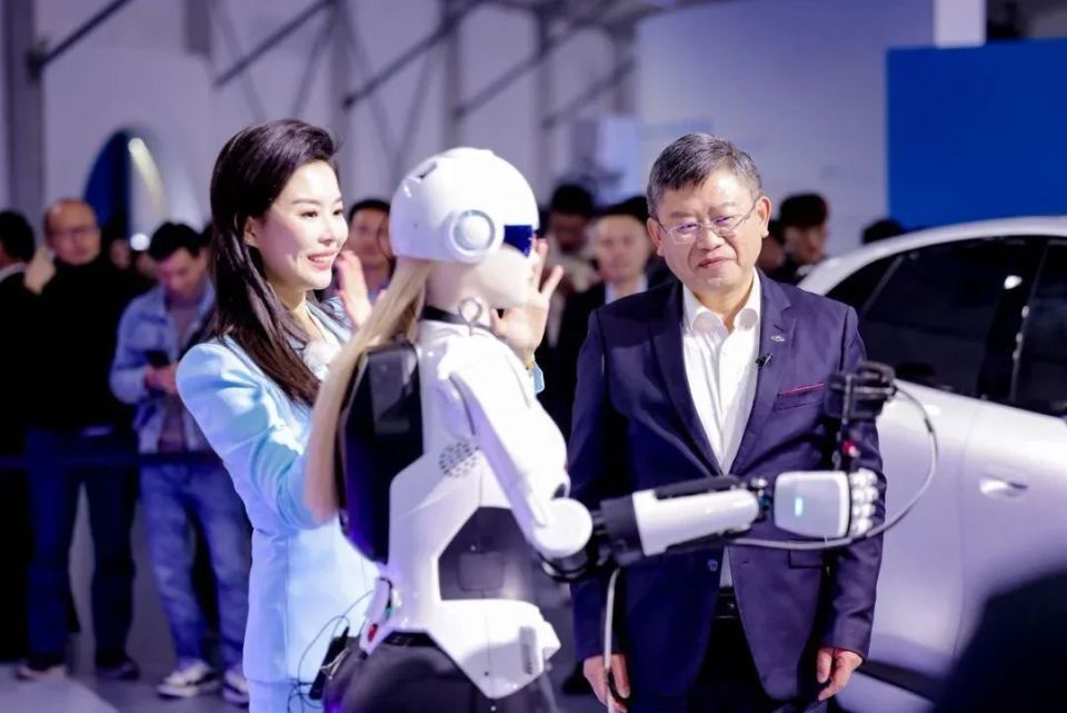 奇瑞打下第二根“樁” 智能化這碗“飯”要怎么吃？——從智能機器人銷售看車企轉(zhuǎn)型之路